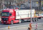 MB ACTROS 1848 Mega Space Zugmaschine mit Flachauflieger mit Betonfertigteilen, 28.02.11 Berlin-Adlershof.