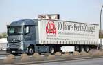 Wenn man in eigener Sache f�hrt, dann nat�rlich mit dem neuesten Paradest�ck, eine MB New Actros 1845 BigSpace Zugmaschine (seit Ende 2011 zu bekommen) mit Auflieger, 20.04.12 Berlin Beusselbr�cke.