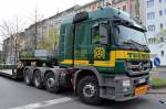 Selten zuvor habe bisher jemals eine derartig große Schwerlastflotte von LKW Sattelzügen gesichtet wie bei den Begleitfahrzeugen des THÖMEN LIEBHERR Fahrzeugkran LG 1550 aus Hamburg,