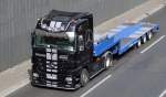 MB ACTROS 1846 Black Liner vom Fuhbetrieb Fromm mit Tiefladebrücke als Auflieger am 13.04.15 Berliner Stadtautobahn Höhe Kaiserdamm.