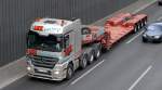Eine echte Vierachs V8 Schwerlastzugmaschine, der MB ACTROS 4154 mit Tiefladebrücke der Fa.