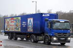 MB ACTROS 1832 mit Kühlthermo-Trailer der Discounter Kette ALDI Nord am 17.02.17 Berlin-Marzahn.