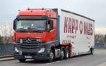 MB ACTROS 2548 Sattelzug mit großvolumigen tiefliegendem Trailer mit Planeüberzug (KAPP O NILES) am 06.03.17 Geshrenseestr.