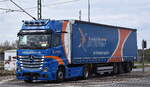 Proloxx speditions & logistics GmbH mit einem farbenfrohen Sattelzug mit neuerer MB ACTROS Zugmaschine am 09.04.25 Höhe Bahnübergang Rodleben.