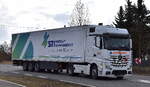 Adecon Logistics GmbH mit einer MB ACTROS L 1848 Zugmaschine mit Trailer der STI Freight Management GmbH am 24.02.26 Bahnübergang Rodleben.