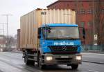 MB AXOR 1828 Wechsellader der Fa.RHENUS, 18.12.12 Berlin Putlitzbr�cke.