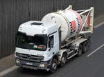 MB ACTROS 3244 Absetzfahrzeug für Standsilos einer Baustofffirma  am 31.05.16 auf der Berliner Stadtautobahn Höhe Knobelsdorffstr.
