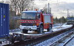 Hier eine weitere Flachwageneinheit vom Typ Laads beladen mit einem MB ATEGO 918 Löschhilfsfahrzeug das wahrscheinlich zu den beiden französischen Tank-LKW, also sprich wahrscheinlich ein Armee-Sonderfahrzeug dazu gehört, 16.01.17 Berlin-Hirschgarten. 
