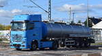 Eine MB ACTROS Zugmaschine mit Tankaufleger (Lebensmitteltransporte?) am 13.10.25 Höhe Bahnübergang Rodleben.