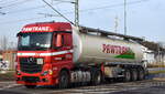Pawtrans Holding sp. O.o. aus Polen mit einem Tank-Sattelzug (nur für Lebensmittel) mit MB ACTROS L 1848 Zugmaschine am 18.12.25 Bahnübergang Bahnhof Rodleben.