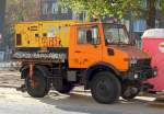 Dieser vollgeschmierte Zweiwege MB UNIMOG mit Kompressor beladen, 30.10.10 Berlin-Vinetastr.(Pankow) 