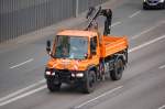 Ein MB UNIMOG U400 mit Hydraulikgreifarmaufsatz mit Kennzeichen der Bundeswehr, 24.03.10 Berliner Stadtautobahn H�he Kaiserdamm.