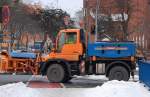 MB UNIMOG U300 im Schneer�umdienst mit R�umschild und Streusiloaufsatz der Fa.