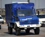MB UNIMOG mit Pritschenplane des THW mit den Namen  Waltraud , 24.04.09 Berliner Stadtautobahn H�he Spandauer Damm Br�cke.