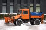 Ein MB UNIMOG U 90 turbo mit R�umschaufel und Streutrichter im Schneer�umdienst, 10.12.10 Berlin Charlottenburg.