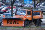 MB UNIMOG mit gro�em R�umschild der Fa.