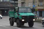 Ein unverwüstlicher Klassiker, ein MB UNIMOG 1600 am 04.12.15 Berlin-Schöneberg.