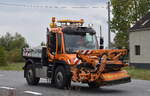 MB Unimog aus Dessau der Kommunalverwaltung/Straßenmeisterei mit Randstreifenmäher als Frontaufsatz am 01.10.25 Höhe Bahnübergang Rodleben.