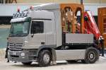 MB ACTROS mit kurzer Ladefl�che und Hydraulikgreifarmaufsatz als Zugmaschine eines Schaustellerbetriebes bei den Abbauarbeiten des Weihnachtsmarktes am Berliner Alexanderplatz, auf der Ladefl�che ein