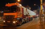 Der erste von meheren Schwerlastz�gen ist an der Baustelle gegen�ber dem S-Bhf.