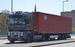 RENAULT 500 Zugmaschine mit Containertrailer am 21.04.16 Berlin-Putlitzbr�cke.