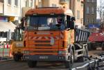 Zum Asphaltabtransport nach Fr�sarbeiten steht dieser �ltere SCANIA 124G/400 Abrollkipper bereit, 31.10.12 Berlin-Vinetastr.