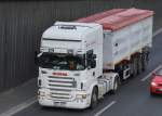 Mächtiger tschechischer SCANIA R 500 Satellkipper  White Buldock  am 07.05.15 Berliner Stadtautobahn Höhe Knobelsdorffstr.