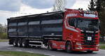 Gewaltiger Sattelkipper mit neuerer SCANIA S-TRUCK Zugmaschine am 09.04.25 Höhe Bahnübergang Rodleben.