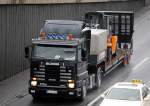 Sieht aus wie neu, diese tolle betagte schwarze SCANIA 113M/380 PS Zugmaschine mit Tiefladeauflieger geh�rt dem Gabelstapler Produzenten STILL, auf der Ladefl�che der gro�e Diesel-Gabelstapler Typ