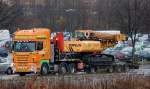 SCANIA Schwertransport-Sattelzug mit dem Teleskopmäkler ABI/ZEPPELIN ZR 19 T auf der Ladebrücke am 10.12.13 Berlin-Marzahn.
