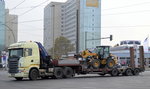 SCANIA R470 Zugmaschine mit Ladebrücken-Trailer mit Radlader CAT 908H 2 beladen am 10.11.6 Berlin-Marzahn.