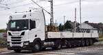Ein deutscher Sattelzug (Baustofftransporte, leer) mit SCANIA R 410 Zugmaschine am 01.10.25 Höhe Bahnübergang Rodleben.