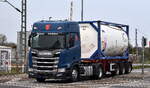 Richard Heinbokel & Co. GmbH aus Rostock mit einer Tankcontainer-Sattelzug mit SCANIA R 500 Zugmaschine am 24.03.26 Bahnübergang Rodleben.