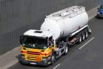 SCANIA P380 Tank-Sattelzug (UN-Nr.:30/1202 = Dieselkraftstoff)) am 13.04.15 Berliner Stadtautobahn Höhe Kaiserdamm.