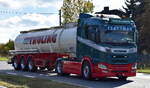Spedition Thöling & Döring mit einem Tank-Sattelzug mit SCANIA 460 R Zugmaschine am 13.10.25 Höhe Bahnübergang Rodleben.