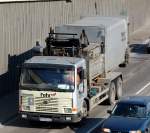 Ein fast schon museumsreifer VOLVO Typ? Abrollkipper mit Spezialm�llcontainer der Fa.