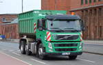VOLVO FM 330 EEV Abrollkipper vom Bezirksamt Berlin Mitte, sieht man nicht alle Tage einen modernen LKW von einer Berliner Behörde, 13.03.17 Berlin-Putlitzbrücke.
