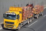 VOLVO 500 EEV Stammholz-Transport LKW (Selbstlader) + Stammholz-Transport Hänger der Fa.DONNER am 21.04.16 Berliner Stadtautobahn Höhe Knobelsdorffstr. 