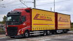 OMEGA Pilzno ITiS Godawski & Godawski Sp. z o.o. (polnische Spedition) mit einem Hängerzug mit VOLVO FH 460 I-SAVE LKW am 01.10.25 Höhe Bahnübergang Rodleben.