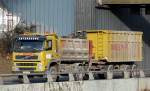 Hochwandiger VOLVO 400 PS Kipper mit Teleskoparmaufsatz + Abrollkipph�nger der Entsorgungsfirma NENN aus Berlin, 18.01.12 Berliner Stadtautobahn H�he ICC