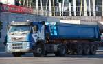 VOLVO FM 450 Sattelkipper des Fuhrunternehmens Erler Wennigsen am 24.02.14 Berlin-Pankow.