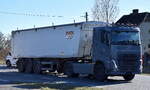 Ein Miet-Trailer (Wiese Trailer Rent) Sattelkipper mit VOLVO FH 500 Euro6 Zugmaschine am 18.03.25 Höhe Bahnübergang Bahnhof Rodleben.
