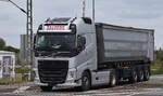 Spedycja morska – firma spedycyjna Dalton Logistics Sp. z o. o. (Polen) mit einem Sattelkipper mit VOLVO FH 540 EURO6 Zugmaschine am 01.10.25 Höhe Bahnübergang Rodleben.