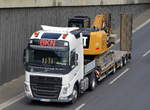 Ein VOLVO FH 500 EEV der Fa.BKN mit Ladebrücken-Trailer mit Mietbaumaschine (CAT-Raupenbagger)am 31.05.16 auf der Berliner Stadtautobahn Höhe Knobelsdorffstr.