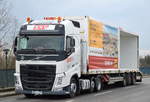 VOLVO FH 460 mit Flachtrailer mit Baustellen-Containern (ZEPPELIN Rental) der Int.