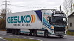GESUKO Thermologistik GmbH mit einem Sattelzug mit VOLVO FH Zugmaschine am 04.11.25 Bahnübergang Bahnhof Rodleben.