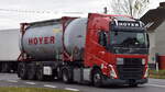  Hoyer-Unternehmensgruppe mit einem polnischen Containerträger (Tankcontainer) Sattelzug mit VOLVO FH 500 EURO6 Zugmaschine am 04.11.25 Bahnübergang Bahnhof Rodleben.