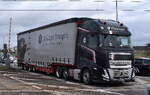 Fluckinger Transport GmbH aus Österreich mit einem gewaltigen Sattelzug mit VOLVO FH 500 I-SAVE Zugmaschine am 24.02.26 Bahnübergang Rodleben.
