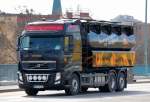 Dieser VOLVO FH LKW hat einen Sonderaufbau, eine Art Silo/Tank (f�r Brennpellets aus Holz), 15.04.13 Berlin-Putlitzbr�cke.