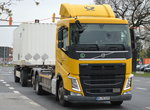 VOLVO FH 420 EEV Wechselbehälter-LKW + Hänger der DEUTSCHEN POST am 12.04.16 Schönefeld bei Berlin.